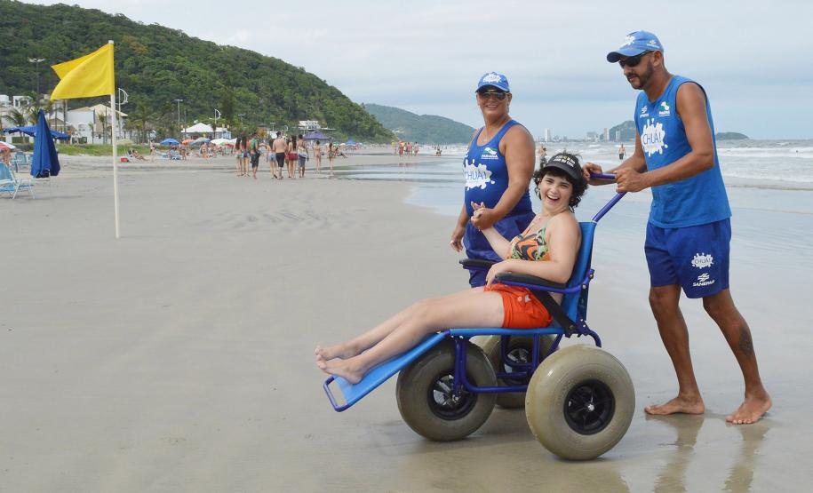 Pessoas com deficiência ou mobilidade reduzida podem usar cadeiras anfíbias no banho de mar - Foto: Aliocha Mauricio/SEDS