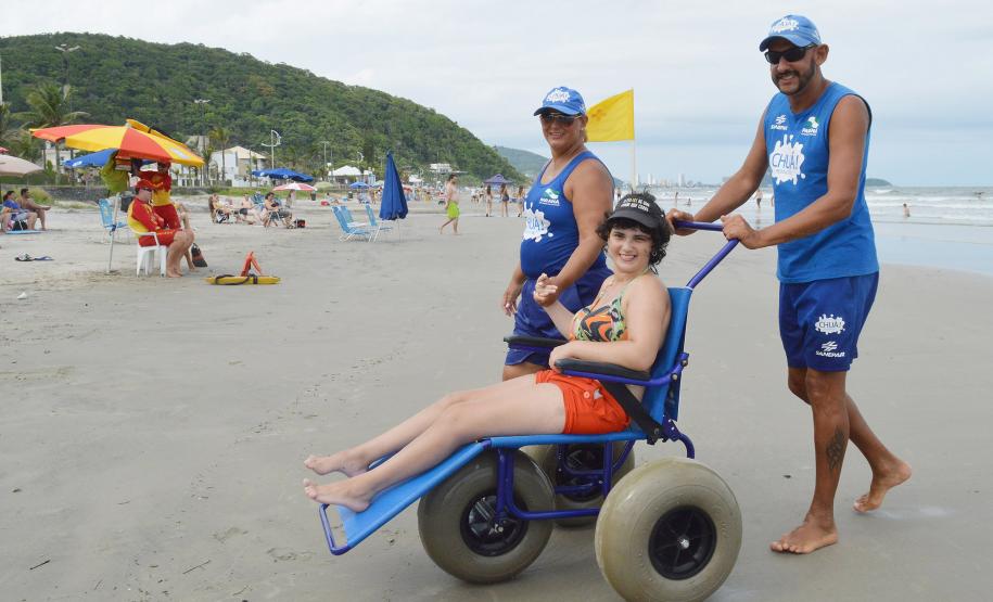 Pessoas com deficiência ou mobilidade reduzida podem usar cadeiras anfíbias no banho de mar - Foto: Aliocha Mauricio/SEDS