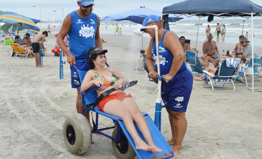 Pessoas com deficiência ou mobilidade reduzida podem usar cadeiras anfíbias no banho de mar - Foto: Aliocha Mauricio/SEDS