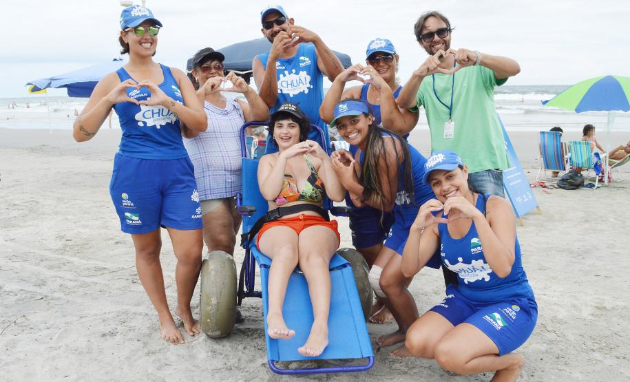 Pessoas com deficiência ou mobilidade reduzida podem usar cadeiras anfíbias no banho de mar - Foto: Aliocha Mauricio/SEDS