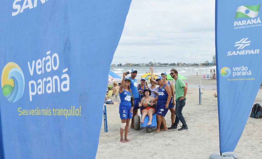 Pessoas com deficiência ou mobilidade reduzida podem usar cadeiras anfíbias no banho de mar - Foto: Aliocha Mauricio/SEDS