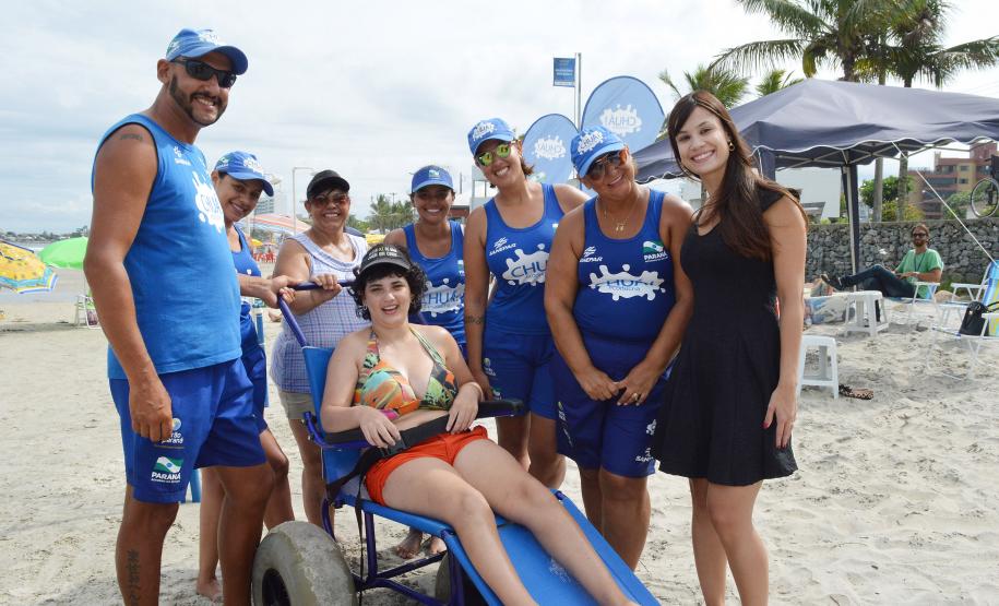 Pessoas com deficiência ou mobilidade reduzida podem usar cadeiras anfíbias no banho de mar - Foto: Aliocha Mauricio/SEDS