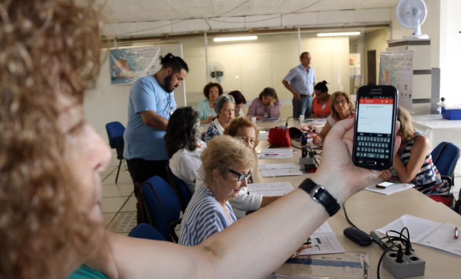 A Celepar (Companhia de Tecnologia da Informação e Comunicação do Paraná) organizou esta semana um curso básico de smartphone voltado às pessoas da terceira idade. Este foi o segundo grupo a ser capacitado. Curitiba, 10/02/2016.Foto: Marcelo Dacol/Celepar