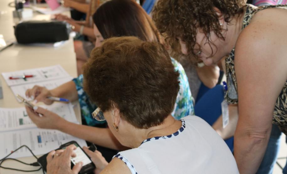 A Celepar (Companhia de Tecnologia da Informação e Comunicação do Paraná) organizou esta semana um curso básico de smartphone voltado às pessoas da terceira idade. Este foi o segundo grupo a ser capacitado. Curitiba, 10/02/2016.Foto: Marcelo Dacol/Celepar