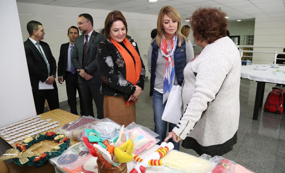 Secretária da Família e Desenvolvimento Social, Fernanda Richa, participa do Seminário de Enfrentamento a Violência contra a Pessoa Idosa - Foto: Rogério Machado/SECS