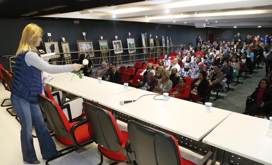 Secretária da Família e Desenvolvimento Social, Fernanda Richa, participa do Seminário de Enfrentamento a Violência contra a Pessoa Idosa - Foto: Rogério Machado/SECS