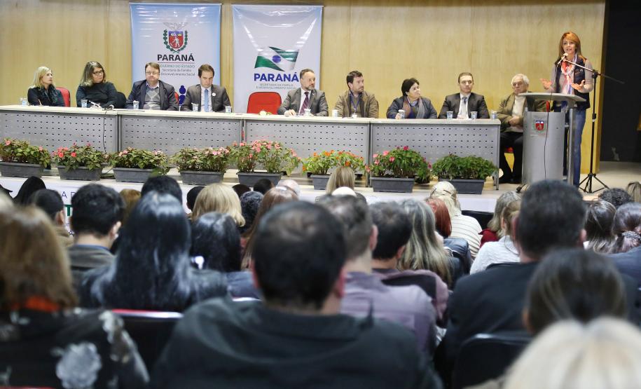 Secretária da Família e Desenvolvimento Social, Fernanda Richa, participa do Seminário de Enfrentamento a Violência contra a Pessoa Idosa - Foto: Rogério Machado/SECS