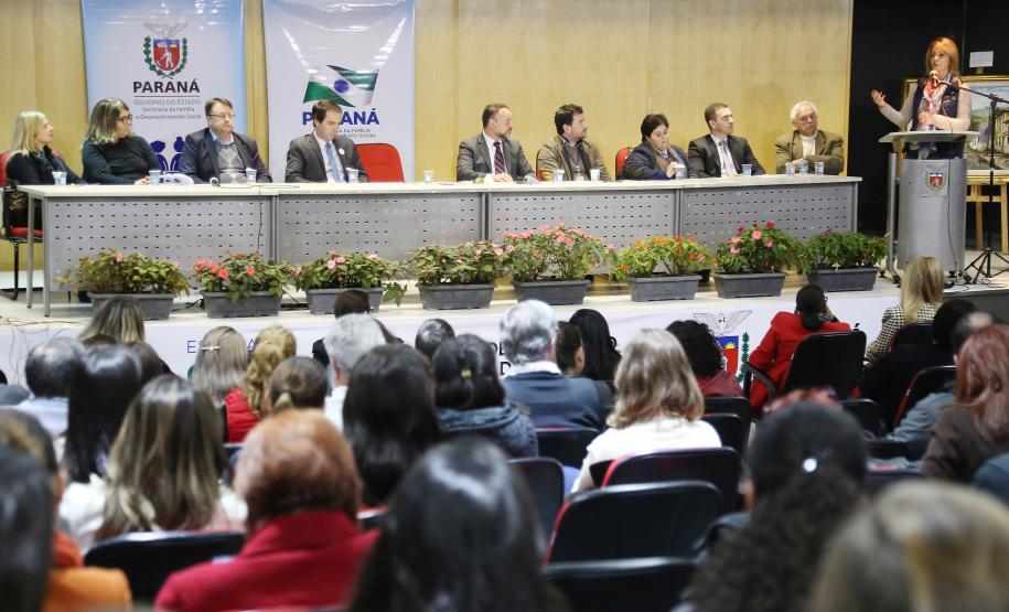 Secretária da Família e Desenvolvimento Social, Fernanda Richa, participa do Seminário de Enfrentamento a Violência contra a Pessoa Idosa - Foto: Rogério Machado/SECS
