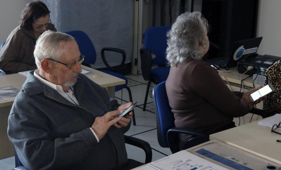 Idosos aprendem a utilizar recursos do smartphone em curso da Celepar.Curitiba, 29/06/2017.Foto: Divulgação Celepar