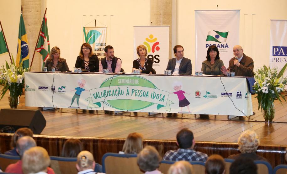 Secretária de Família e Desenvolvimento Social, Fernanda Richa, participa do seminário sobre o protagonismo e valorização a pessoa idosa, em celebração ao Dia Internacional do Idoso - Foto: Rogério Machado/SECS