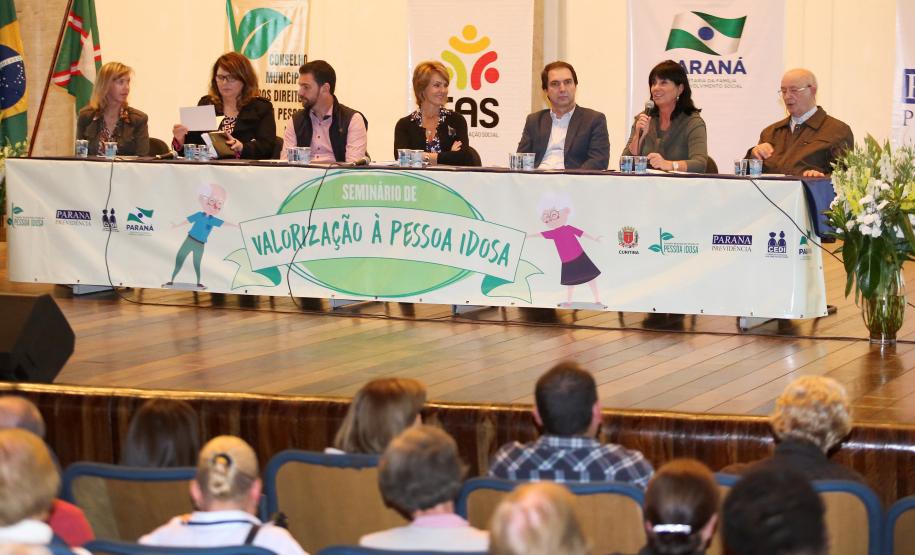 Secretária de Família e Desenvolvimento Social, Fernanda Richa, participa do seminário sobre o protagonismo e valorização a pessoa idosa, em celebração ao Dia Internacional do Idoso - Foto: Rogério Machado/SECS