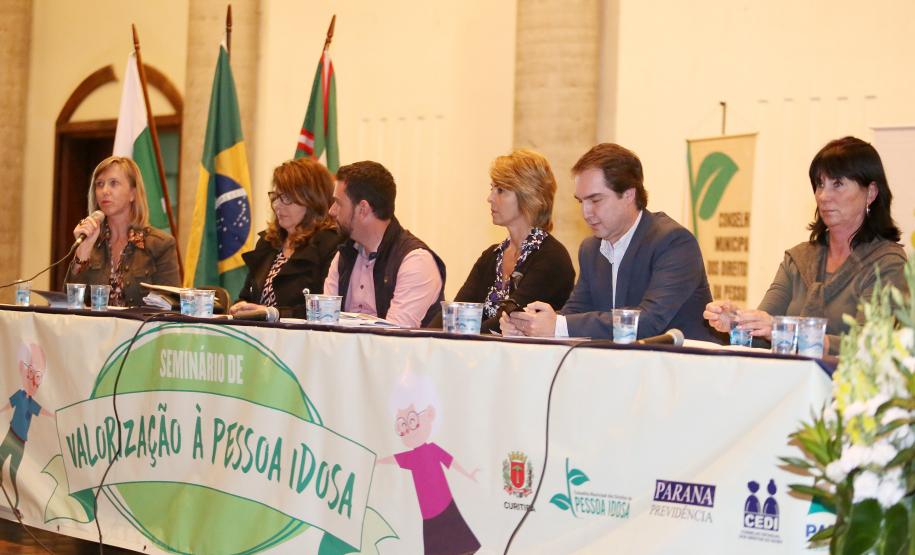 Secretária de Família e Desenvolvimento Social, Fernanda Richa, participa do seminário sobre o protagonismo e valorização a pessoa idosa, em celebração ao Dia Internacional do Idoso - Foto: Rogério Machado/SECS