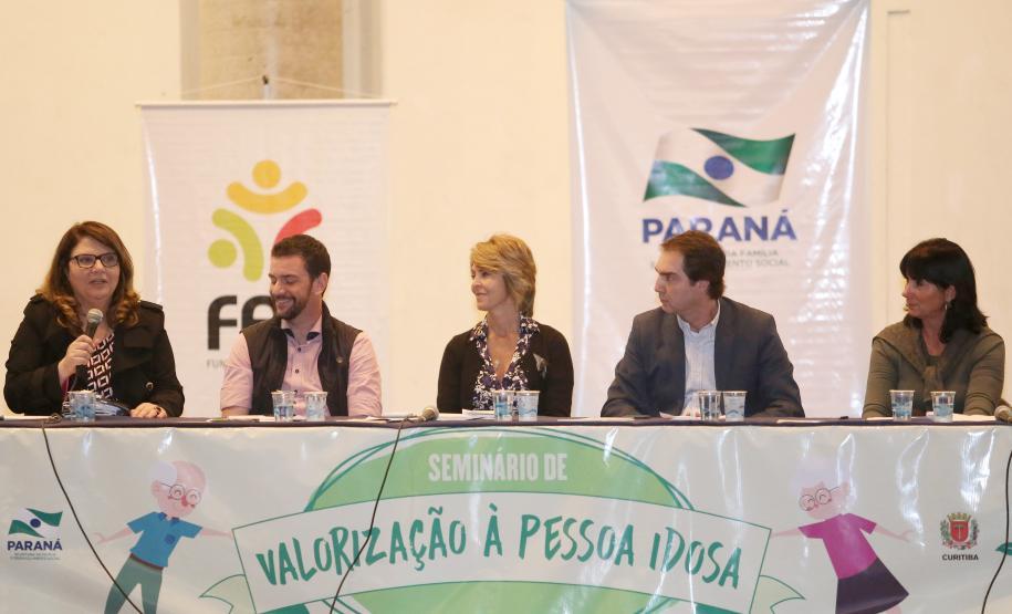 Secretária de Família e Desenvolvimento Social, Fernanda Richa, participa do seminário sobre o protagonismo e valorização a pessoa idosa, em celebração ao Dia Internacional do Idoso - Foto: Rogério Machado/SECS