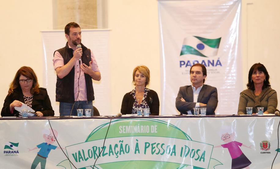 Secretária de Família e Desenvolvimento Social, Fernanda Richa, participa do seminário sobre o protagonismo e valorização a pessoa idosa, em celebração ao Dia Internacional do Idoso - Foto: Rogério Machado/SECS