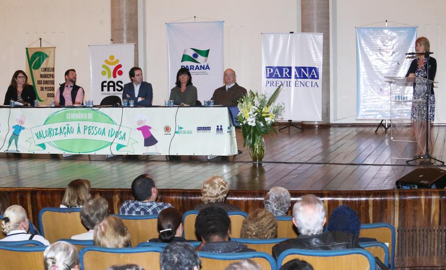 Secretária de Família e Desenvolvimento Social, Fernanda Richa, participa do seminário sobre o protagonismo e valorização a pessoa idosa, em celebração ao Dia Internacional do Idoso - Foto: Rogério Machado/SECS