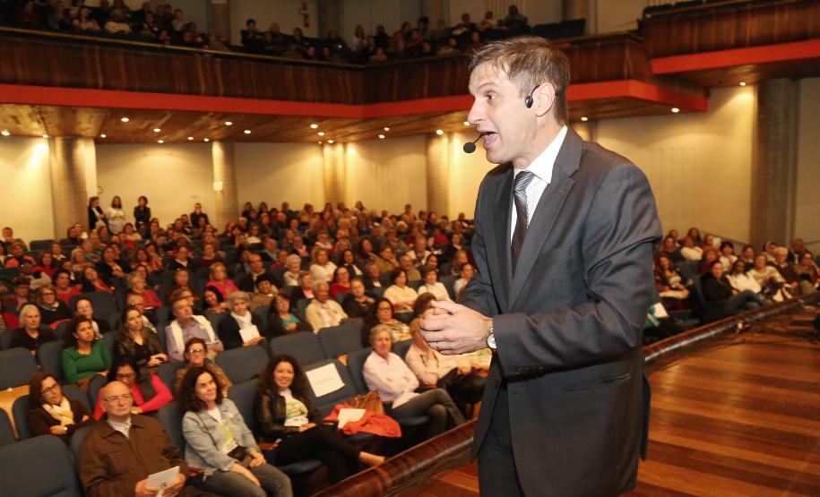 Secretária de Família e Desenvolvimento Social, Fernanda Richa, participa do seminário sobre o protagonismo e valorização a pessoa idosa, em celebração ao Dia Internacional do Idoso - Foto: Rogério Machado/SECS