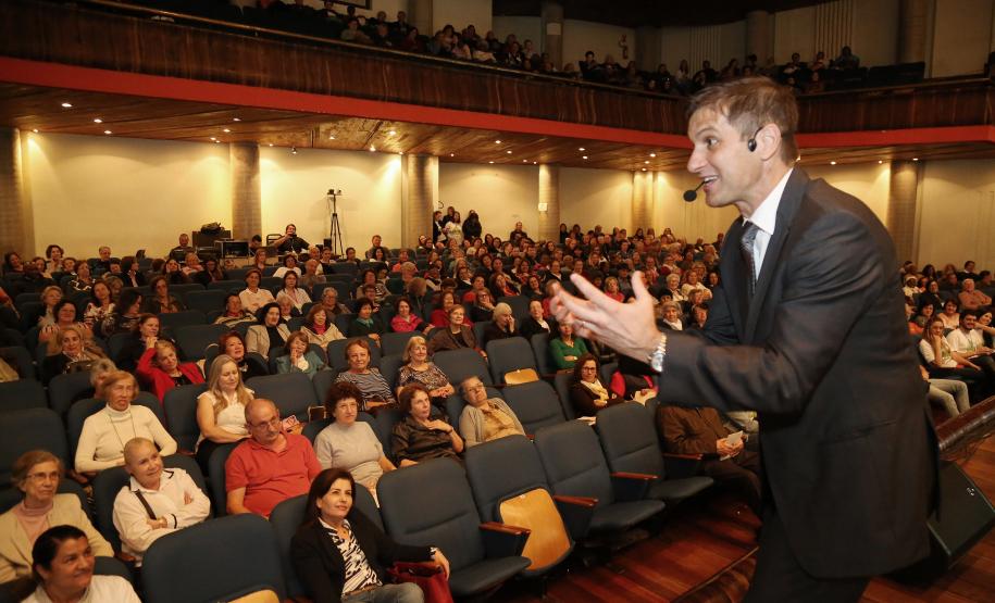 Secretária de Família e Desenvolvimento Social, Fernanda Richa, participa do seminário sobre o protagonismo e valorização a pessoa idosa, em celebração ao Dia Internacional do Idoso - Foto: Rogério Machado/SECS