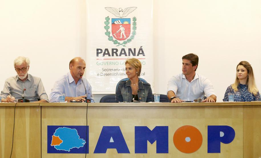Secretária da Família e Desenvolvimento Social, Fernanda Richa, participa do Seminário de Valorização da Pessoa Idosa, em Cascavel.Foto: Rogério Machado/SECS