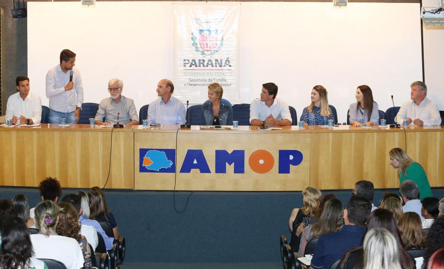 Secretária da Família e Desenvolvimento Social, Fernanda Richa, participa do Seminário de Valorização da Pessoa Idosa, em Cascavel.Foto: Rogério Machado/SECS