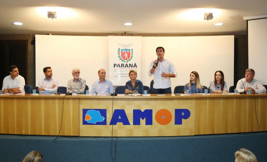 Secretária da Família e Desenvolvimento Social, Fernanda Richa, participa do Seminário de Valorização da Pessoa Idosa, em Cascavel.Foto: Rogério Machado/SECS