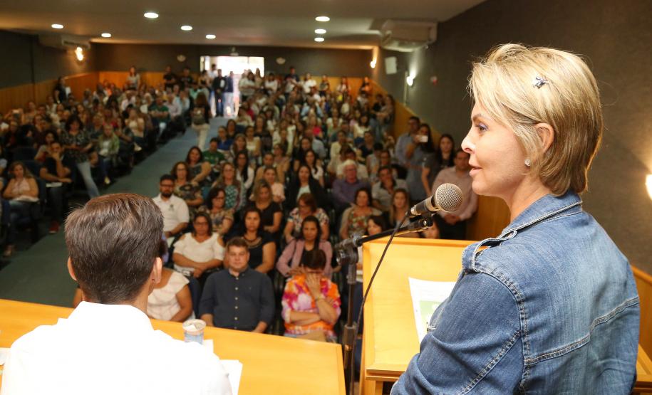 Secretária da Família e Desenvolvimento Social, Fernanda Richa, participa do Seminário de Valorização da Pessoa Idosa, em Cascavel.Foto: Rogério Machado/SECS