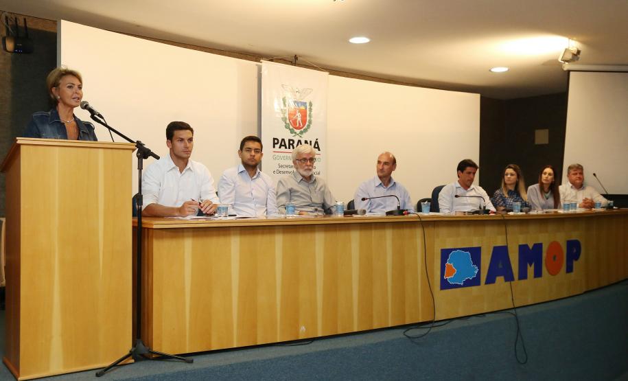 Secretária da Família e Desenvolvimento Social, Fernanda Richa, participa do Seminário de Valorização da Pessoa Idosa, em Cascavel.Foto: Rogério Machado/SECS