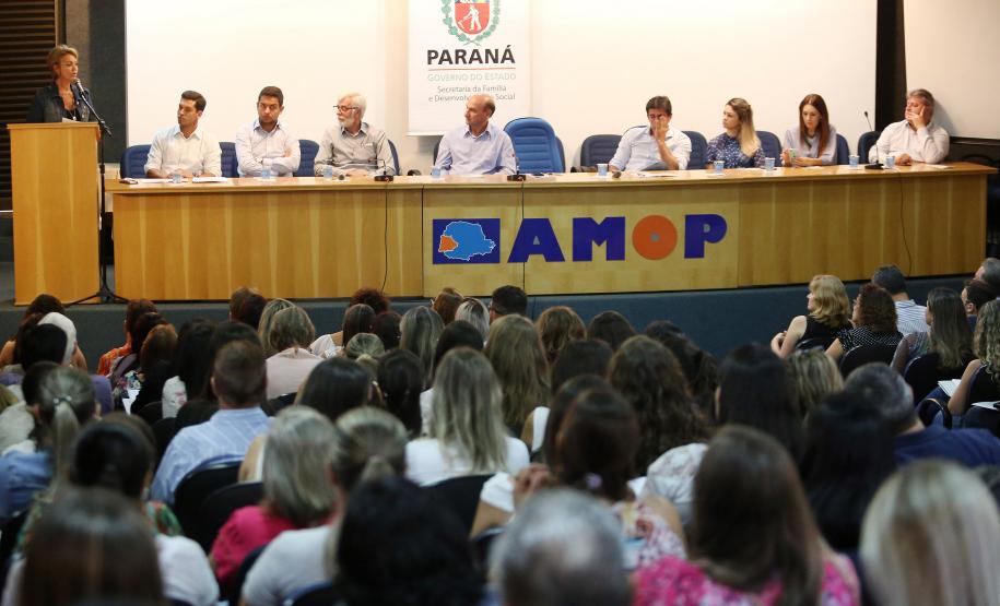 Secretária da Família e Desenvolvimento Social, Fernanda Richa, participa do Seminário de Valorização da Pessoa Idosa, em Cascavel.Foto: Rogério Machado/SECS