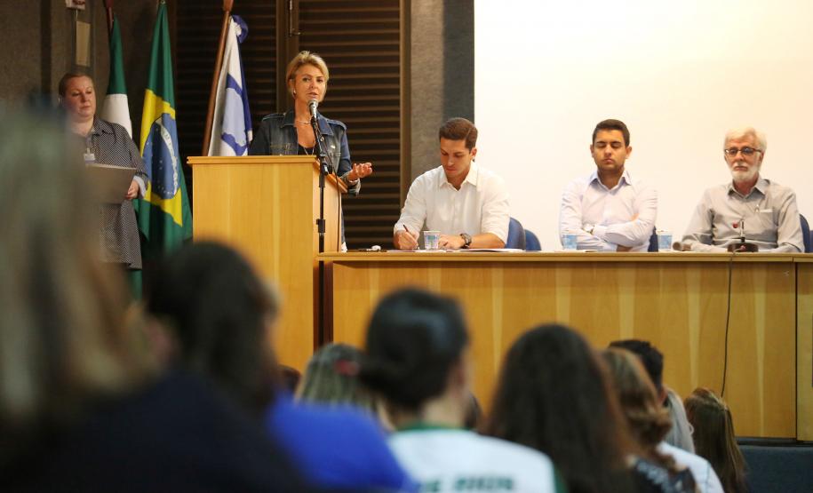 Secretária da Família e Desenvolvimento Social, Fernanda Richa, participa do Seminário de Valorização da Pessoa Idosa, em Cascavel.Foto: Rogério Machado/SECS