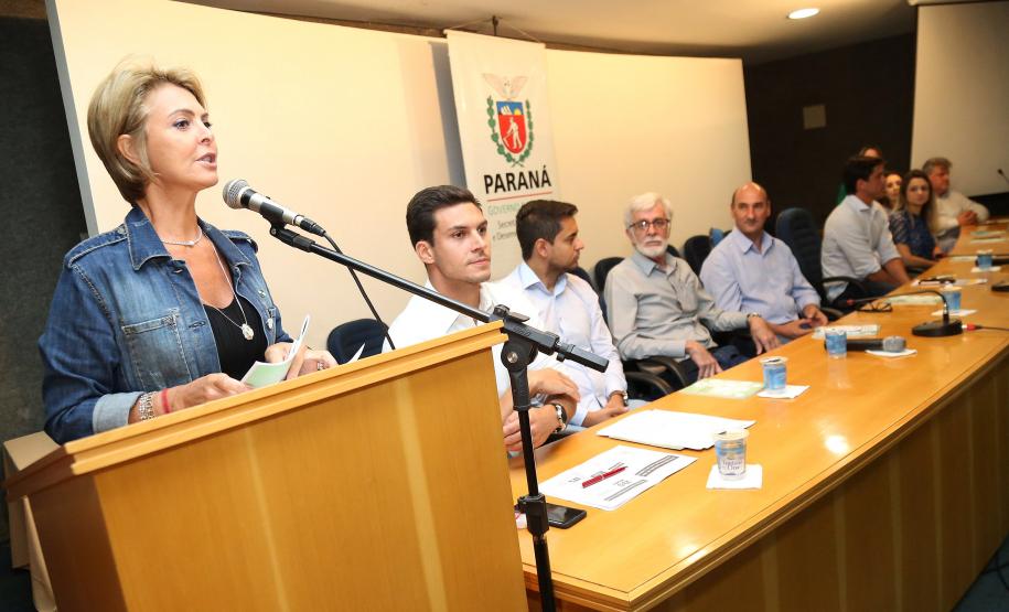 Secretária da Família e Desenvolvimento Social, Fernanda Richa, participa do Seminário de Valorização da Pessoa Idosa, em Cascavel.Foto: Rogério Machado/SECS