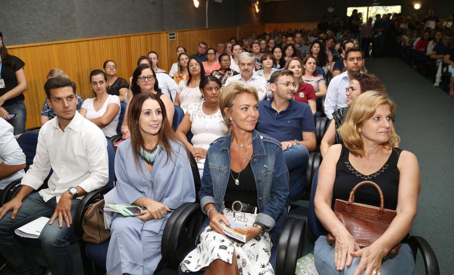 Secretária da Família e Desenvolvimento Social, Fernanda Richa, participa do Seminário de Valorização da Pessoa Idosa, em Cascavel.Foto: Rogério Machado/SECS