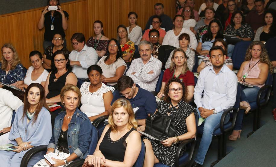 Secretária da Família e Desenvolvimento Social, Fernanda Richa, participa do Seminário de Valorização da Pessoa Idosa, em Cascavel.Foto: Rogério Machado/SECS