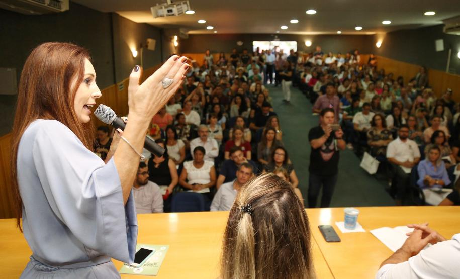 Secretária da Família e Desenvolvimento Social, Fernanda Richa, participa do Seminário de Valorização da Pessoa Idosa, em Cascavel.Foto: Rogério Machado/SECS