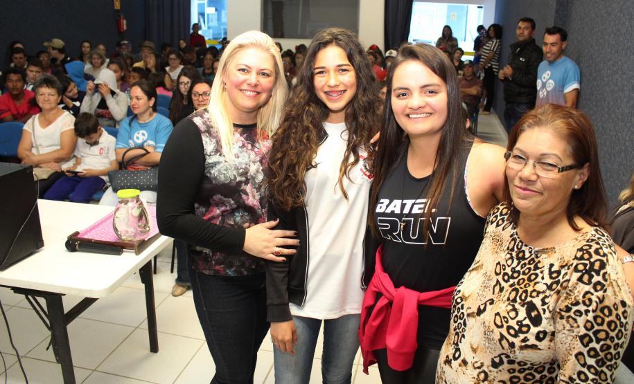 Centro da Juventude promove troca de experiências entre adolescentes e pessoas idosas - Foto: Aliocha Maurício/SEDS